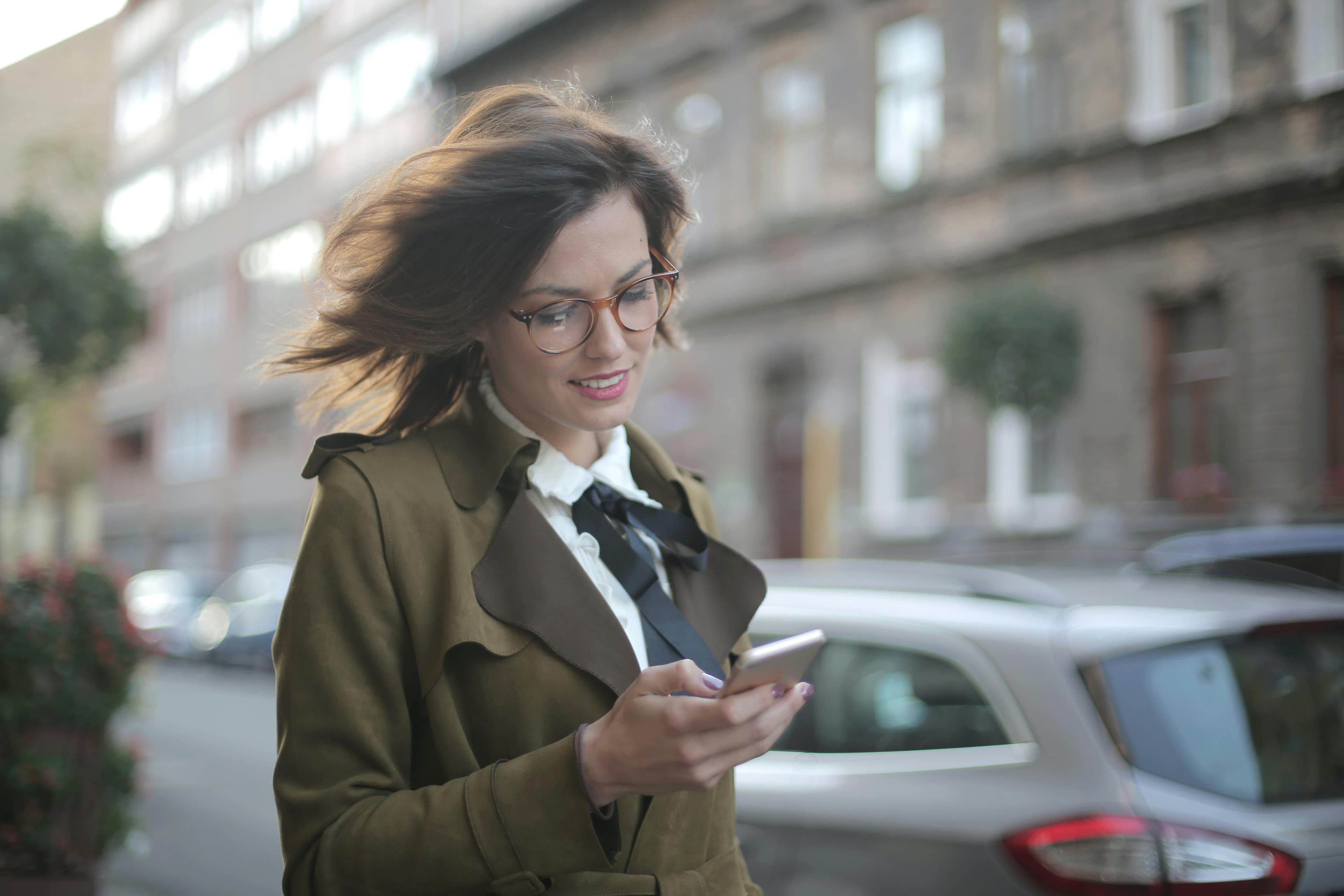 Personne en mouvement dans la rue utilisant son téléphone sereinement
